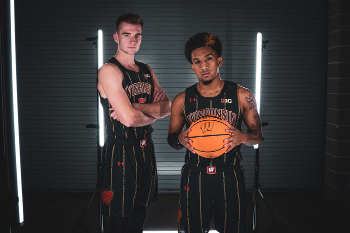 Wisconsin basketball players standing in their alternate uniforms.